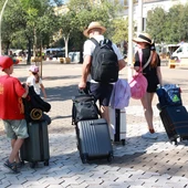 Imagen de archivo de turistas con maletas en la Alameda de Hércules de Sevilla. Imagen de archivo de turistas con maletas en la Alameda de Hércules de Sevilla.