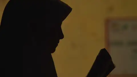 Fotografía de archivo de una niña afgana en clases. Fotografía de archivo de una niña afgana en clases.