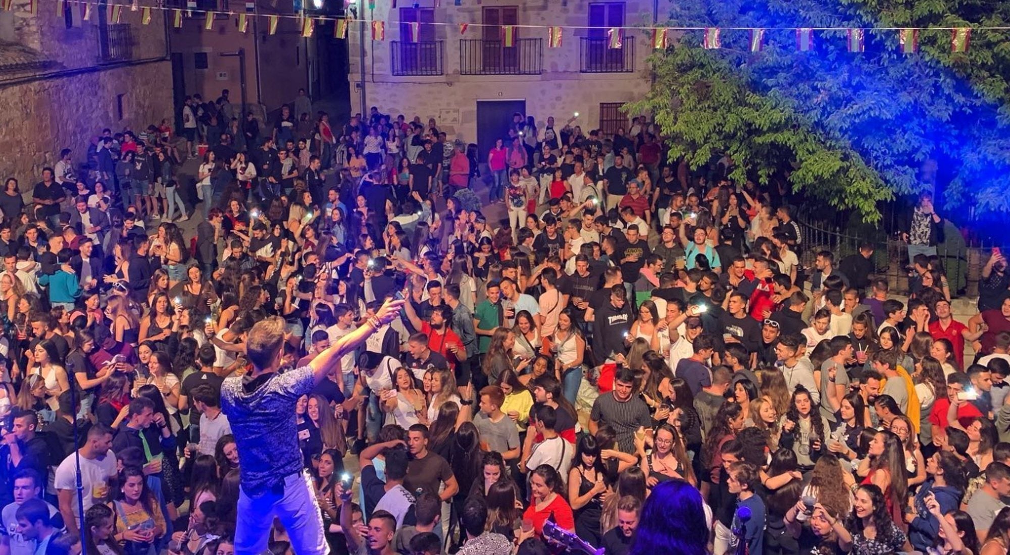 Las orquestas y discomóviles llenan de música los pueblos aragoneses Las orquestas y discomóviles llenan de música los pueblos aragoneses