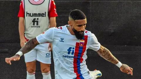 Derick Poloni, en un encuentro de pretemporada. Derick Poloni, en un encuentro de pretemporada.