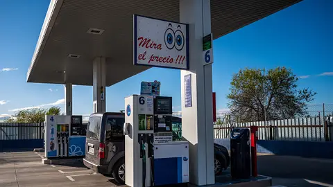 Imagen de archivo de una gasolinera de bajo coste. Imagen de archivo de una gasolinera de bajo coste.