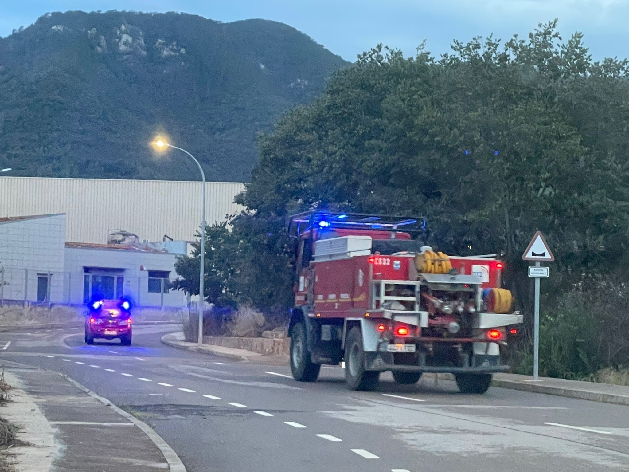Los bomberos estabilizan el incendio forestal declarado Artana Los bomberos estabilizan el incendio forestal declarado Artana