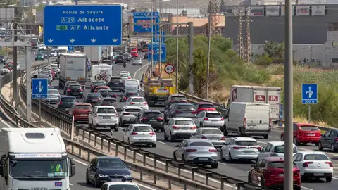 Imagen de archivo de retenciones de tráfico debido al cambio de quincena de vacaciones en la autovia A-7 a su paso por Espinardo, Murcia. Imagen de archivo de retenciones de tráfico debido al cambio de quincena de vacaciones en la autovia A-7 a su paso por Espinardo, Murcia.