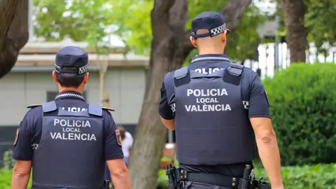 Dos policías vigilando en la ciudad Dos policías vigilando en la ciudad