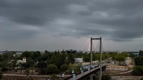 Un rayo cae ante la pasarela sobre el rio Sérpis en la ciudad de Gandía (Valencia). La Aemet ha establecido el aviso naranja para este miércoles por tormentas con probable granizo y rachas muy fuertes de viento en toda la provincia de Alicante y en el sur de Valencia Un rayo cae ante la pasarela sobre el rio Sérpis en la ciudad de Gandía (Valencia). La Aemet ha establecido el aviso naranja para este miércoles por tormentas con probable granizo y rachas muy fuertes de viento en toda la provincia de Alicante y en el sur de Valencia
