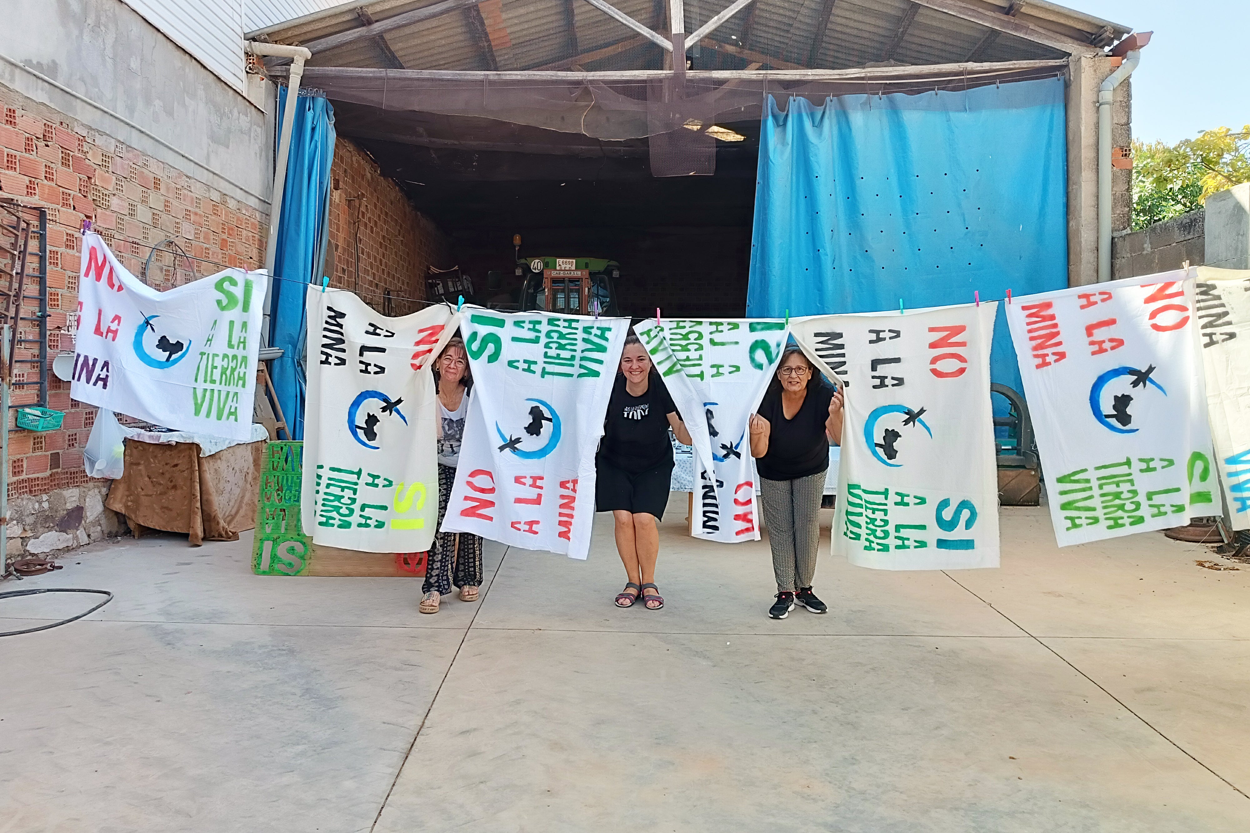 La población visibiliza con pancartas su oposición al proyecto de exploración de tierras raras en terrenos de Santa Cruz de Mudela, Torrenueva y Valdepeñas La población visibiliza con pancartas su oposición al proyecto de exploración de tierras raras en terrenos de Santa Cruz de Mudela, Torrenueva y Valdepeñas