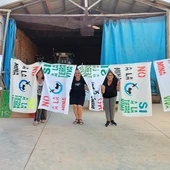 Activistas haciendo pancartas contra el proyecto Neodimio Activistas haciendo pancartas contra el proyecto Neodimio