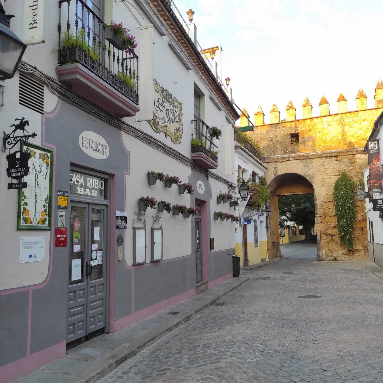 En la Puerta de Almodóvar, Casa Rubio. En la Puerta de Almodóvar, Casa Rubio.