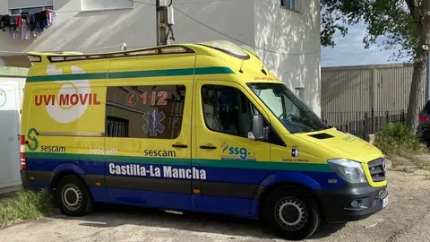 Imagen de archivo de una ambulancia de emergencias del Sescam. Imagen de archivo de una ambulancia de emergencias del Sescam.