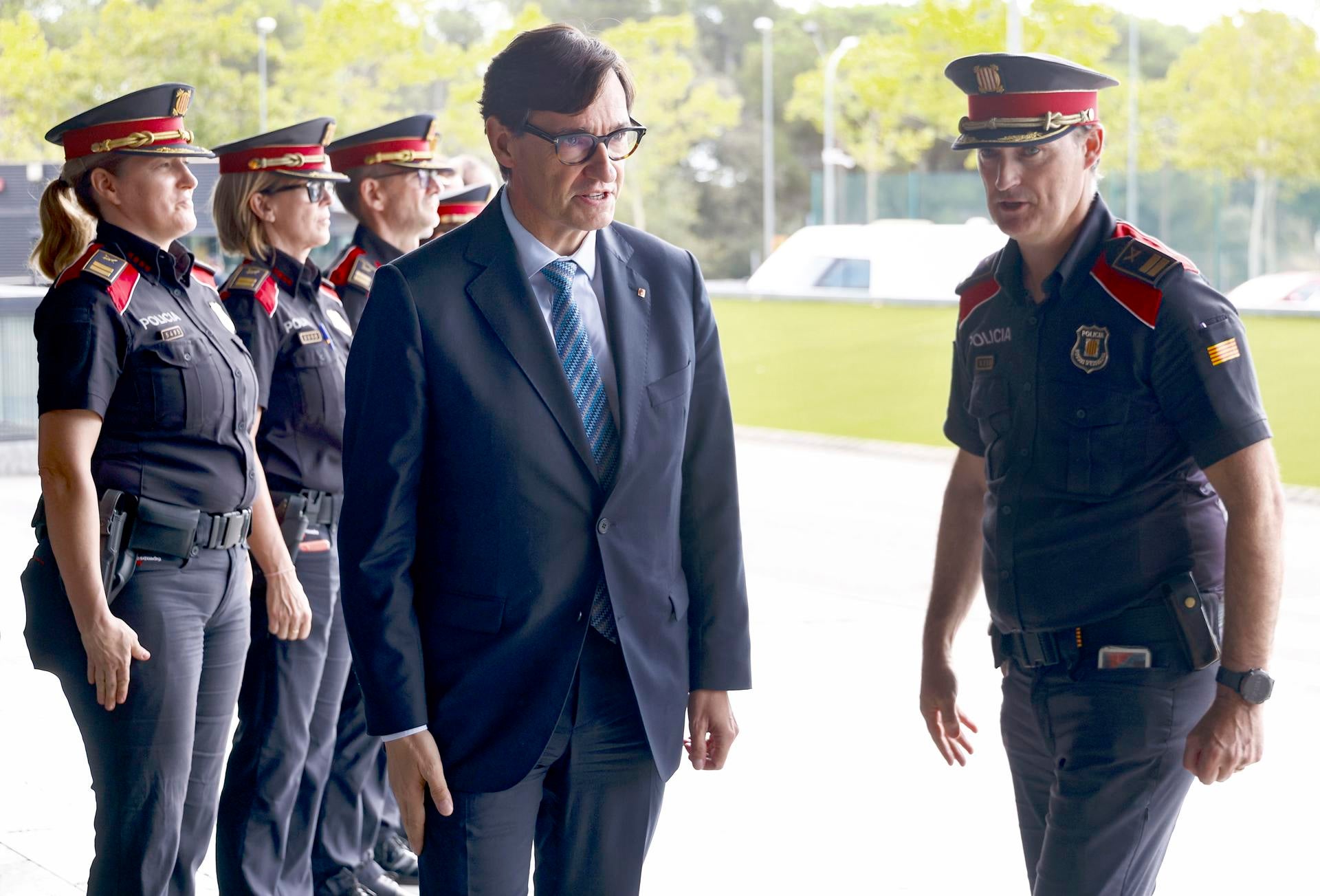 Illa escenifica su apoyo a los Mossos y se compromete a que trabajen "alejados de la confrontación política" Illa escenifica su apoyo a los Mossos y se compromete a que trabajen "alejados de la confrontación política"