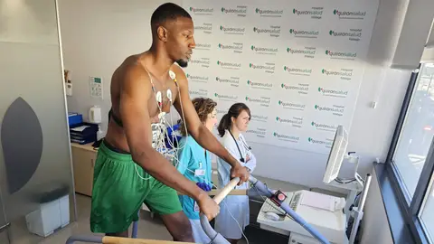 Yankuba Sima pasando reconocimiento médico en la clínica de Quirónsalud Yankuba Sima pasando reconocimiento médico en la clínica de Quirónsalud