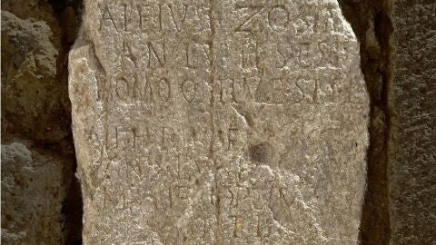 Piedra romana ubicada en la fachada de la iglesia de la Asunción en el casco antiguo de Villajoyosa