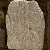 Piedra romana ubicada en la fachada de la iglesia de la Asunción en el casco antiguo de Villajoyosa