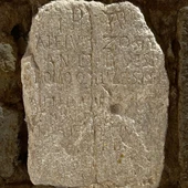 Piedra romana ubicada en la fachada de la iglesia de la Asunción en el casco antiguo de Villajoyosa Piedra romana ubicada en la fachada de la iglesia de la Asunción en el casco antiguo de Villajoyosa