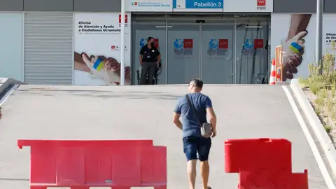 Un hombre se acerca a un Punto de vacunación de Madrid. Un hombre se acerca a un Punto de vacunación de Madrid.