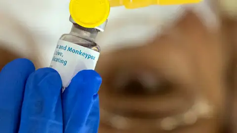 Imagen de archivo de una dosis de la vacuna contra la viruela del mono Suecia detecta el primer caso del actual brote de viruela del mono fuera de África