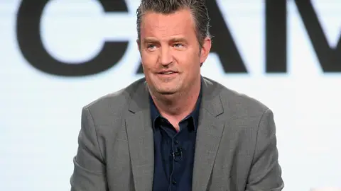 PASADENA, CA - 13 DE ENERO: El actor Matthew Perry, del programa de televisión 'The Kennedys - After Camelot', habla en el escenario durante la sección de REELZChannel en la gira de prensa de la Asociación de Críticos de Televisión de Invierno 2017 en el Hotel Langham el 13 de enero de 2017 en Pasadena, California. PASADENA, CA - 13 DE ENERO: El actor Matthew Perry, del programa de televisión 'The Kennedys - After Camelot', habla en el escenario durante la sección de REELZChannel en la gira de prensa de la Asociación de Críticos de Televisión de Invierno 2017 en el Hotel Langham el 13 de enero de 2017 en Pasadena, California.