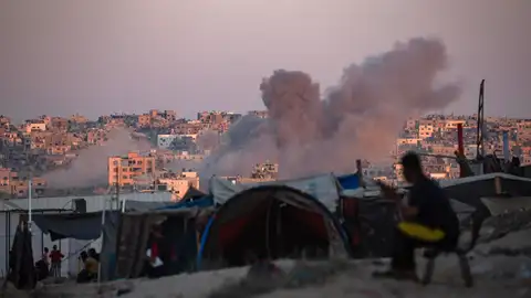 El humo se eleva tras un ataque aéreo israelí en Gaza. El humo se eleva tras un ataque aéreo israelí en Gaza.