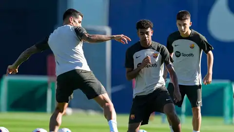Foto de archivo de Lamine Yamal (d), durante un entrenamiento del Barcelona. Foto de archivo de Lamine Yamal (d), durante un entrenamiento del Barcelona.