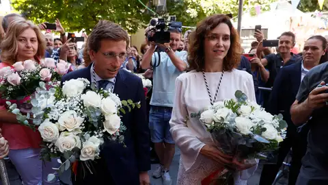 Isabel Díaz Ayuso (d) y el alcalde de Madrid, José Luis Martinez-Almeida (i), en la Iglesia de la Virgen de la Paloma. Isabel Díaz Ayuso (d) y el alcalde de Madrid, José Luis Martinez-Almeida (i), en la Iglesia de la Virgen de la Paloma.