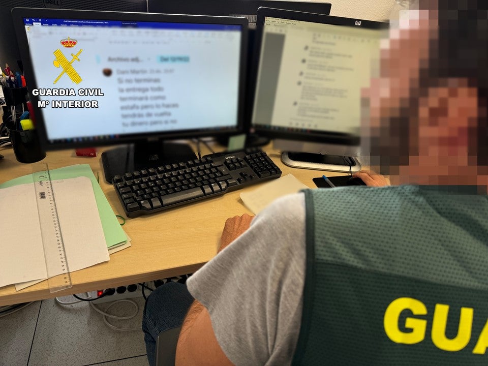 La Guardia Civil detiene en el aeropuerto de El Altet de Elche a la autora de una estafa amorosa por la que logró más de 140.000 euros La Guardia Civil detiene en el aeropuerto de El Altet de Elche a la autora de una estafa amorosa por la que logró más de 140.000 euros