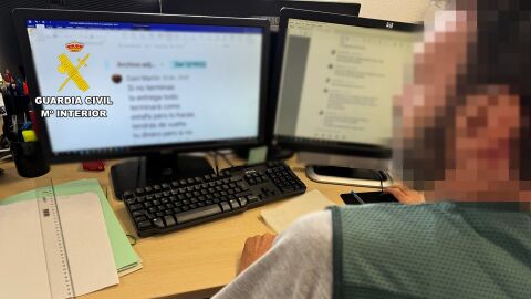  Un agente de la Guardia Civil en una investigaci&oacute;n.