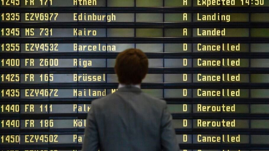 Un hombre observa los vuelos cancelados en un panel informativo del aeropuerto de Sch&ouml;nefeld, cerca de Berl&iacute;n, Alemania, en una imagen de archivo.