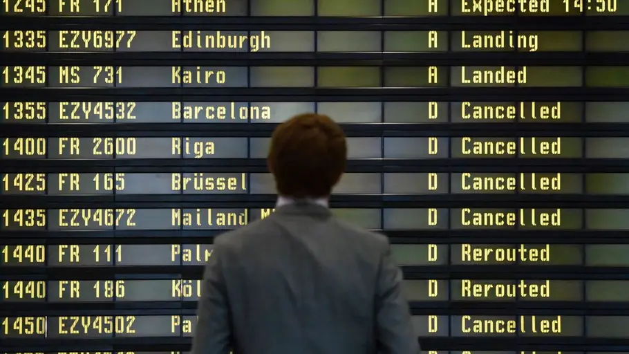 Un hombre observa los vuelos cancelados en un panel informativo del aeropuerto de Schönefeld, cerca de Berlín, Alemania, en una imagen de archivo. Un hombre observa los vuelos cancelados en un panel informativo del aeropuerto de Schönefeld, cerca de Berlín, Alemania, en una imagen de archivo.