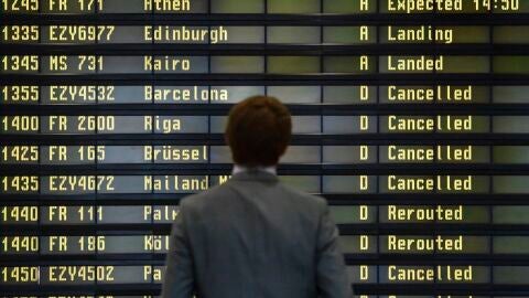 Un hombre observa los vuelos cancelados en un panel informativo del aeropuerto de Sch&ouml;nefeld, cerca de Berl&iacute;n, Alemania, en una imagen de archivo.