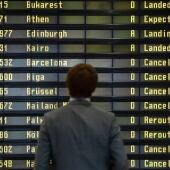 Un hombre observa los vuelos cancelados en un panel informativo del aeropuerto de Schönefeld, cerca de Berlín, Alemania, en una imagen de archivo.