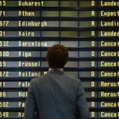 Un hombre observa los vuelos cancelados en un panel informativo del aeropuerto de Schönefeld, cerca de Berlín, Alemania, en una imagen de archivo. Un hombre observa los vuelos cancelados en un panel informativo del aeropuerto de Schönefeld, cerca de Berlín, Alemania, en una imagen de archivo.