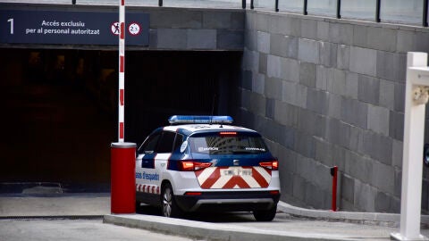 Un coche de los Mossos d&rsquo;Esquadra entra en la Ciutat de la Justicia de Barcelona