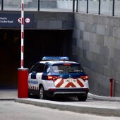 Un coche de los Mossos d’Esquadra entra en la Ciutat de la Justicia de Barcelona