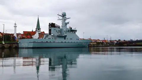 Foto de archivo de un barco militar danés en el puerto de Ronne, en la isla Bornholm, cerca de donde se produjo la explosión en el gasoducto Nord Stream. Foto de archivo de un barco militar danés en el puerto de Ronne, en la isla Bornholm, cerca de donde se produjo la explosión en el gasoducto Nord Stream.