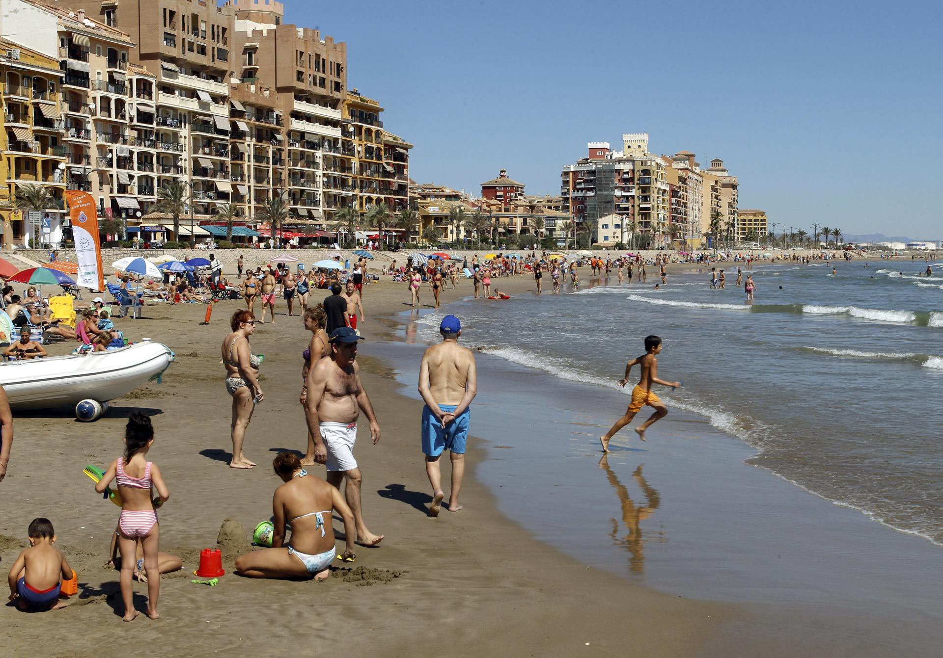 El Ayuntamiento de Alboraya exige una solución coordinada tras el nuevo cierre de dos de sus playas por contaminación El Ayuntamiento de Alboraya exige una solución coordinada tras el nuevo cierre de dos de sus playas por contaminación