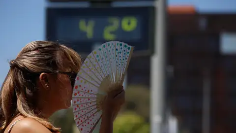 Una mujer se abanica junto a un termómetro de calle que marca 42 grados Una mujer se abanica junto a un termómetro de calle que marca 42 grados en Córdoba.