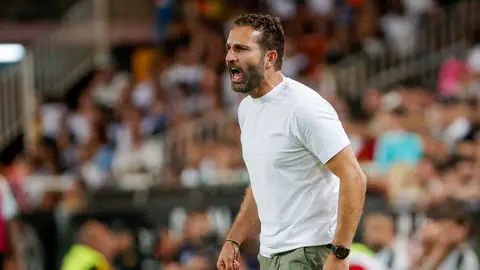 Rubén Baraja durante un partido con el Valencia CF Rubén Baraja durante un partido con el Valencia CF