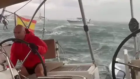 Rafael de la Rubia a bordo de su embarcación Rafael de la Rubia a bordo de su embarcación