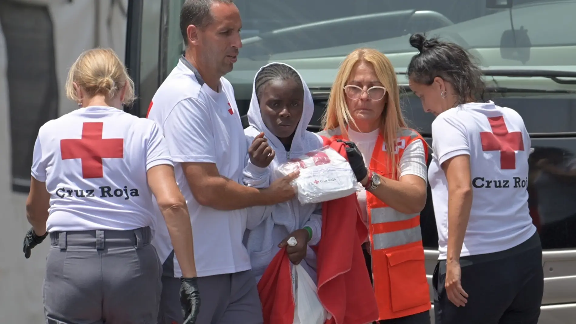 Los equipos de emergencia han atendido este martes a los 97 migrantes que llegaron en un cayuco al puerto de la Restinga, en El Hierro. EFE/Gelmert Finol Los equipos de emergencia han atendido este martes a los 97 migrantes que llegaron en un cayuco al puerto de la Restinga, en El Hierro. EFE/Gelmert Finol