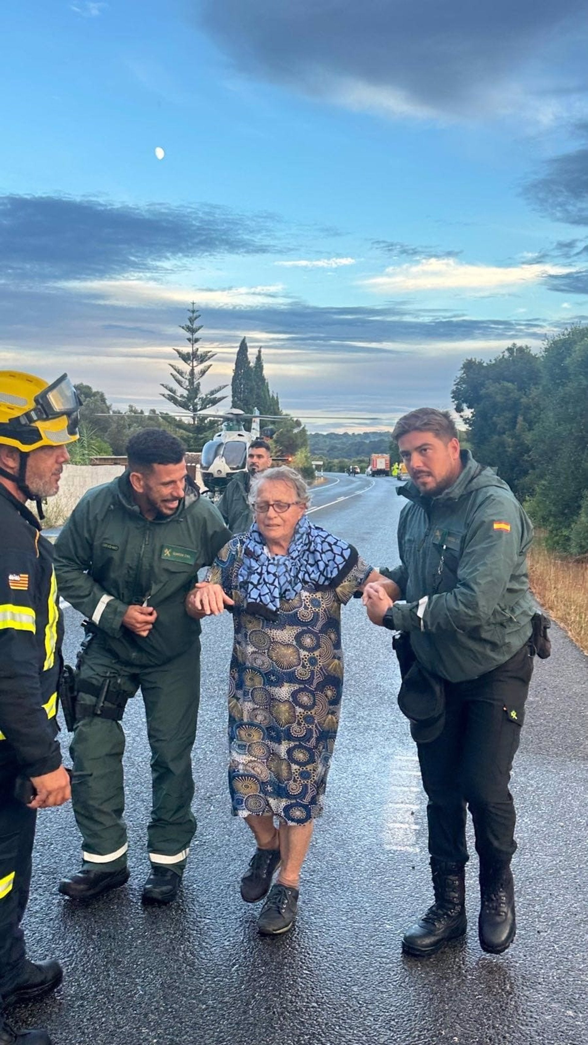 La Guardia Civil retoma las labores de rescate tras evacuar en helicóptero a 16 personas en Es Mercadal La Guardia Civil retoma las labores de rescate tras evacuar en helicóptero a 16 personas en Es Mercadal