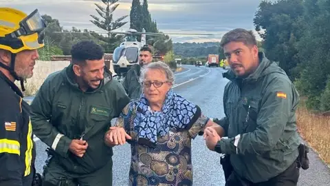 La Guardia Civil retoma las labores de rescate tras evacuar en helicóptero a 16 personas en Es Mercadal. La Guardia Civil retoma las labores de rescate tras evacuar en helicóptero a 16 personas en Es Mercadal.