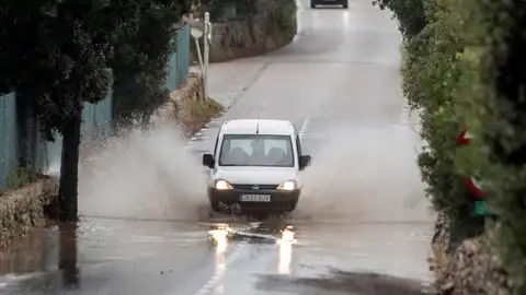Un coche atraviesa una zona inundada a causa del reciente paso de una dana, este jueves en Alaior, Menorca. Un coche atraviesa una zona inundada a causa del reciente paso de una dana, este jueves en Alaior, Menorca.