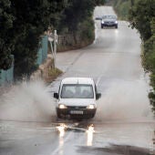 Un coche atraviesa una zona inundada a causa del reciente paso de una dana, este jueves en Alaior, Menorca. 