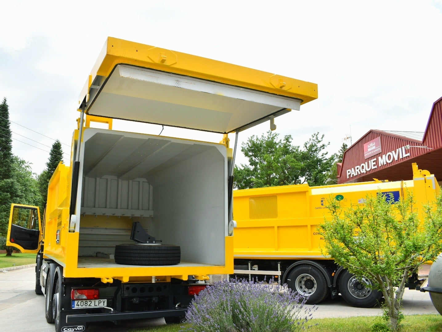 Llegan tres nuevos camiones auto compactadores para la recogida de basura Llegan tres nuevos camiones auto compactadores para la recogida de basura