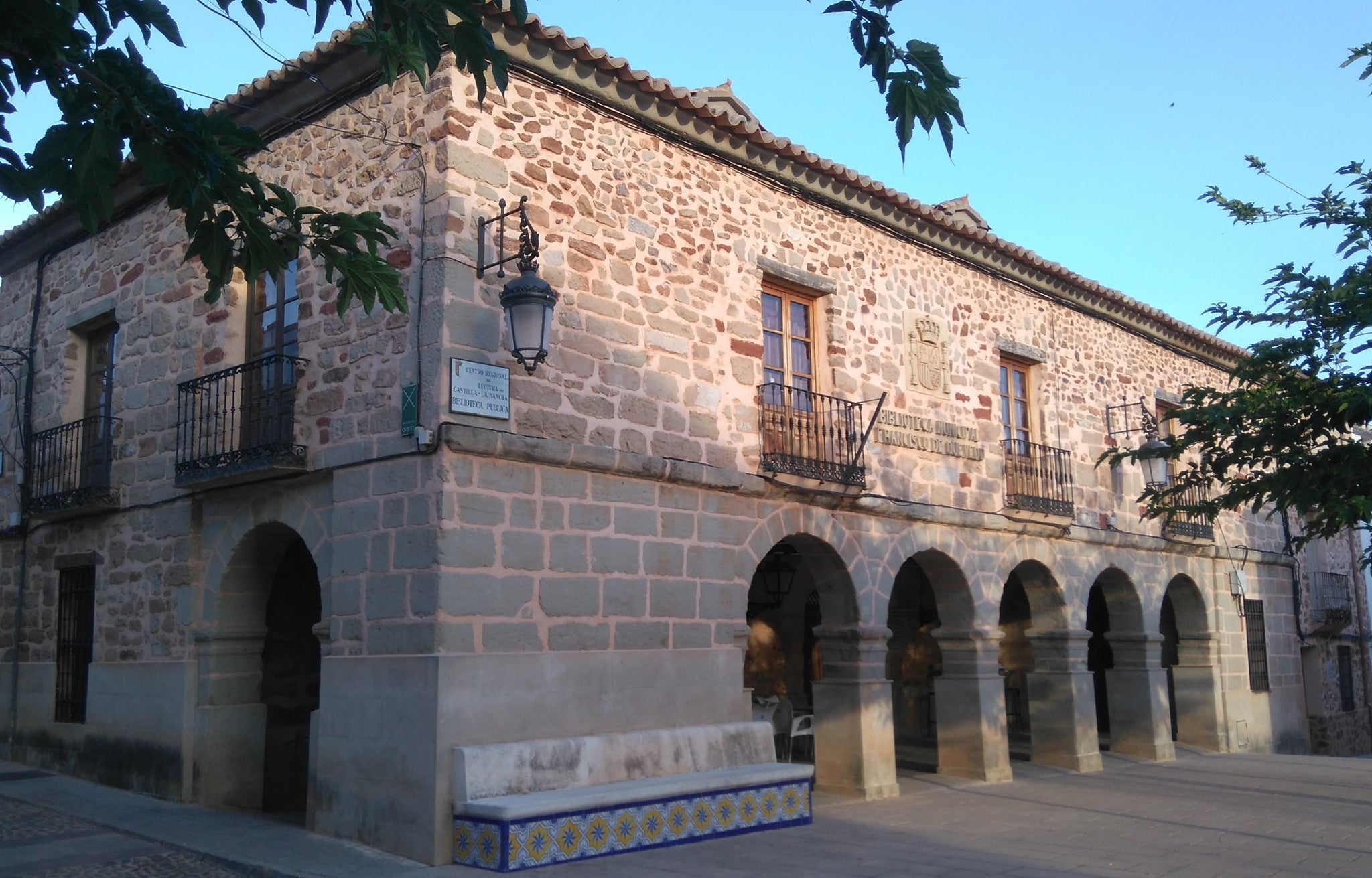 Trasladan la biblioteca de Torre de Juan Abad de un edificio histórico a un almacén de muebles Trasladan la biblioteca de Torre de Juan Abad de un edificio histórico a un almacén de muebles