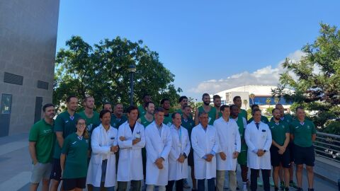 La plantilla de Unicaja y el personal de Quir&oacute;n Salud tras el reconocimiento m&eacute;dico