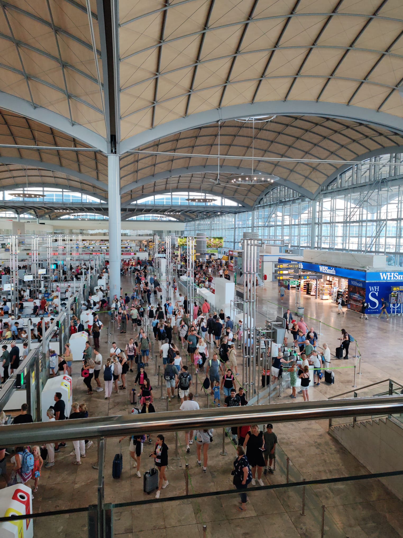 Vuelven los paros parciales en el servicio de seguridad privada del aeropuerto de El Altet de Elche Vuelven los paros parciales en el servicio de seguridad privada del aeropuerto de El Altet de Elche