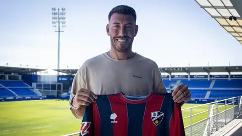 Sergi Enrich ya luce la camiseta de la S.D. Huesca Sergi Enrich ya luce la camiseta de la S.D. Huesca