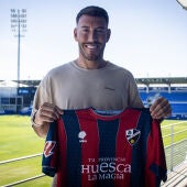 Sergi Enrich ya luce la camiseta de la S.D. Huesca