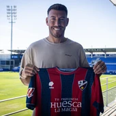 Sergi Enrich ya luce la camiseta de la S.D. Huesca Sergi Enrich ya luce la camiseta de la S.D. Huesca